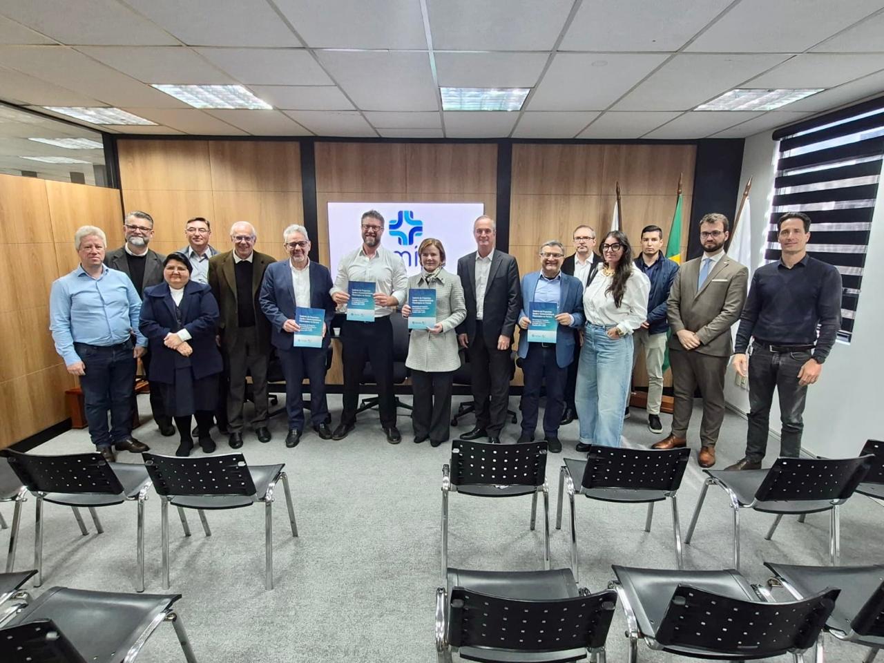 Grupo de pessoas em pé posando para uma foto / Femipa - Encontro com candidatos